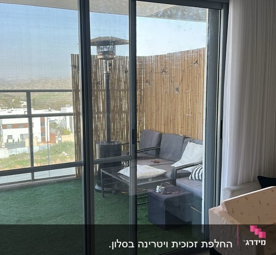 דלתות הזזה מזכוכית ביציאה למרפסת עם פרופיל אלומיניום